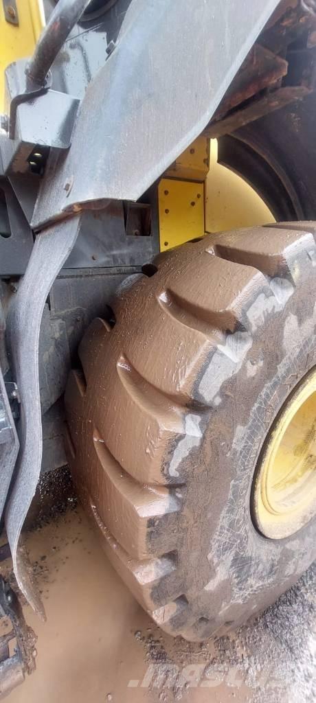 Komatsu WA470-8 Wheel Loaders