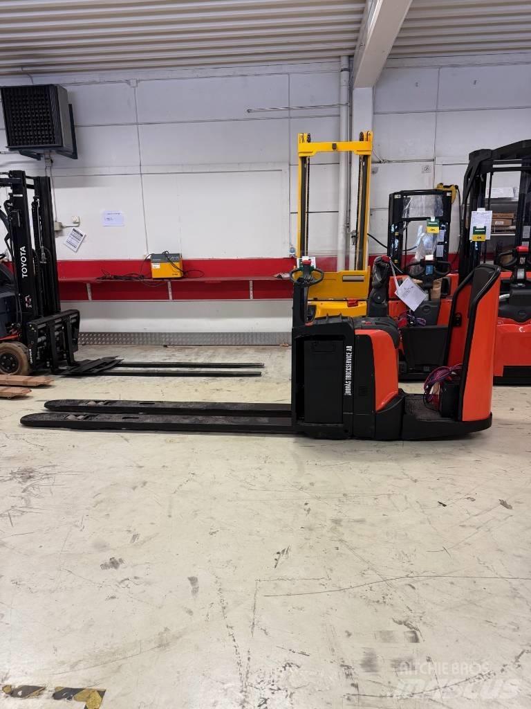 BT truck LPE 250 Self Propelled Stackers
