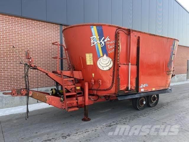 Peecon 24m³ Mixer feeders