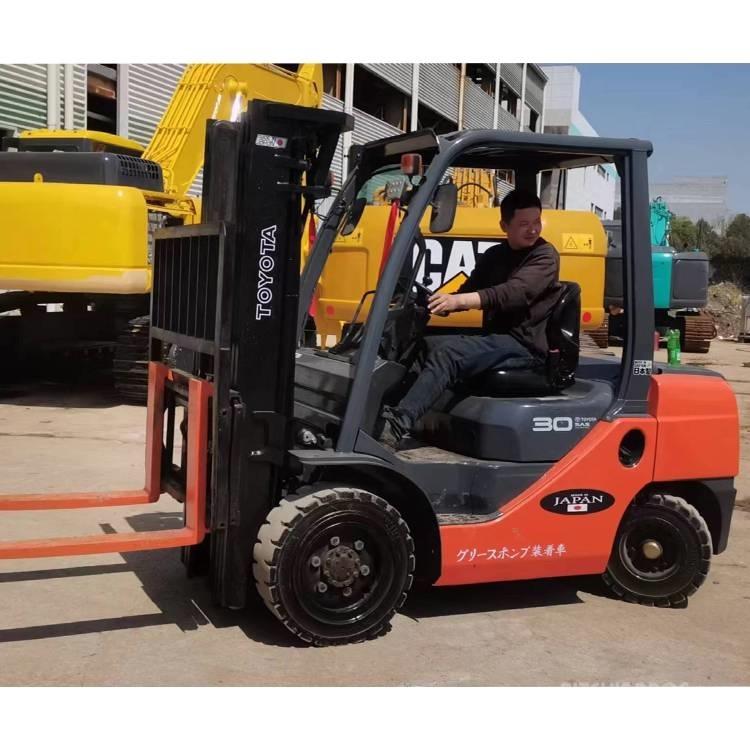 Toyota 8 FDN 30 Diesel Forklifts