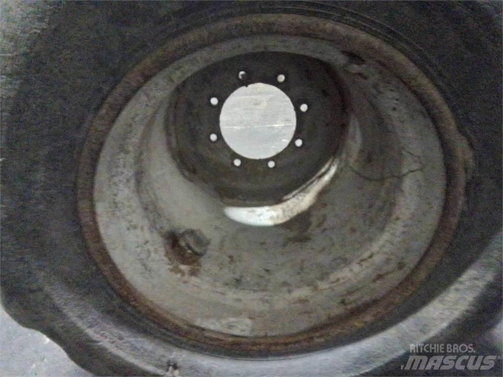 Valmet 820 24x22,5 Tires, wheels and rims