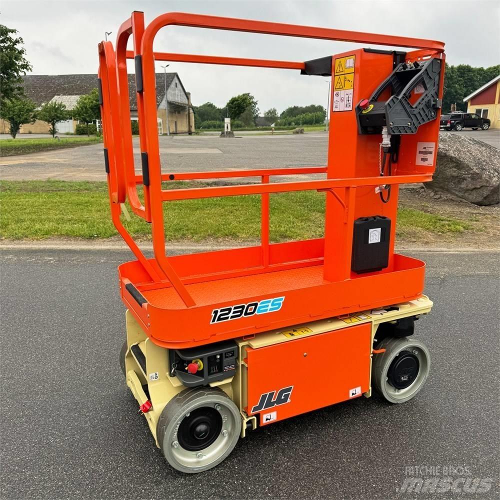 JLG 1230 ES Vertical mast lifts