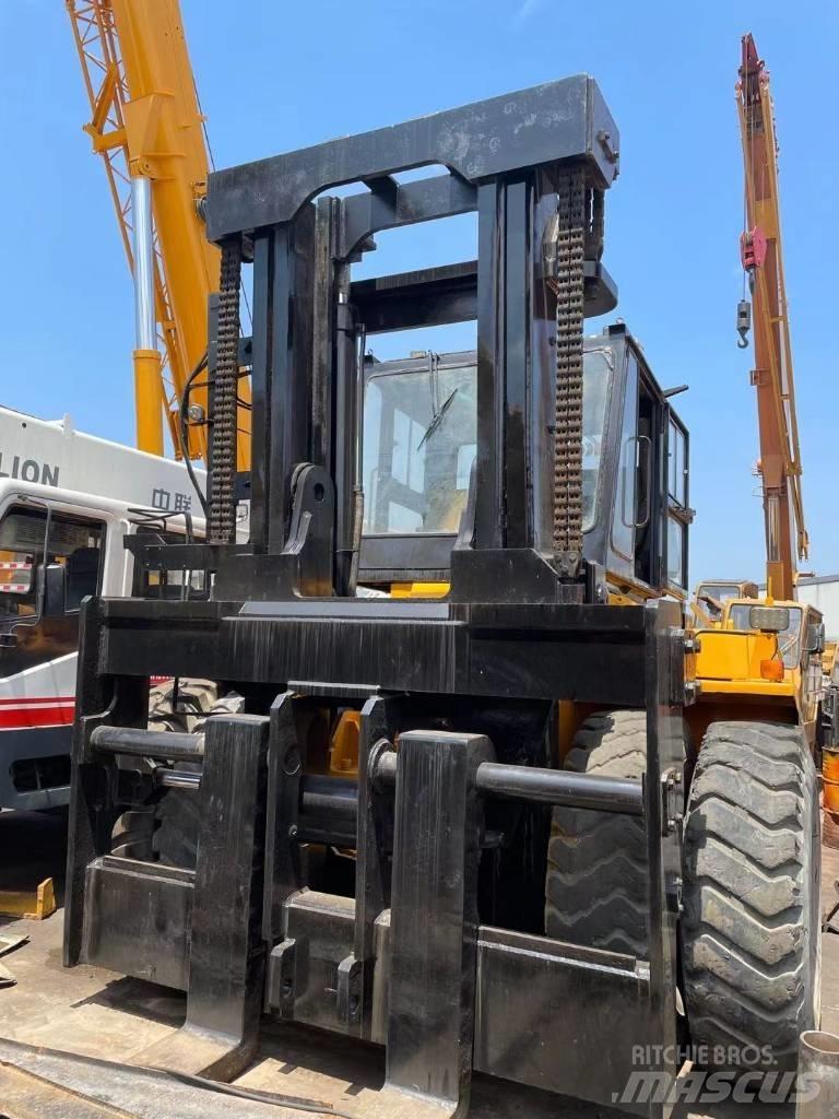 Komatsu 30 Ton Diesel Forklifts