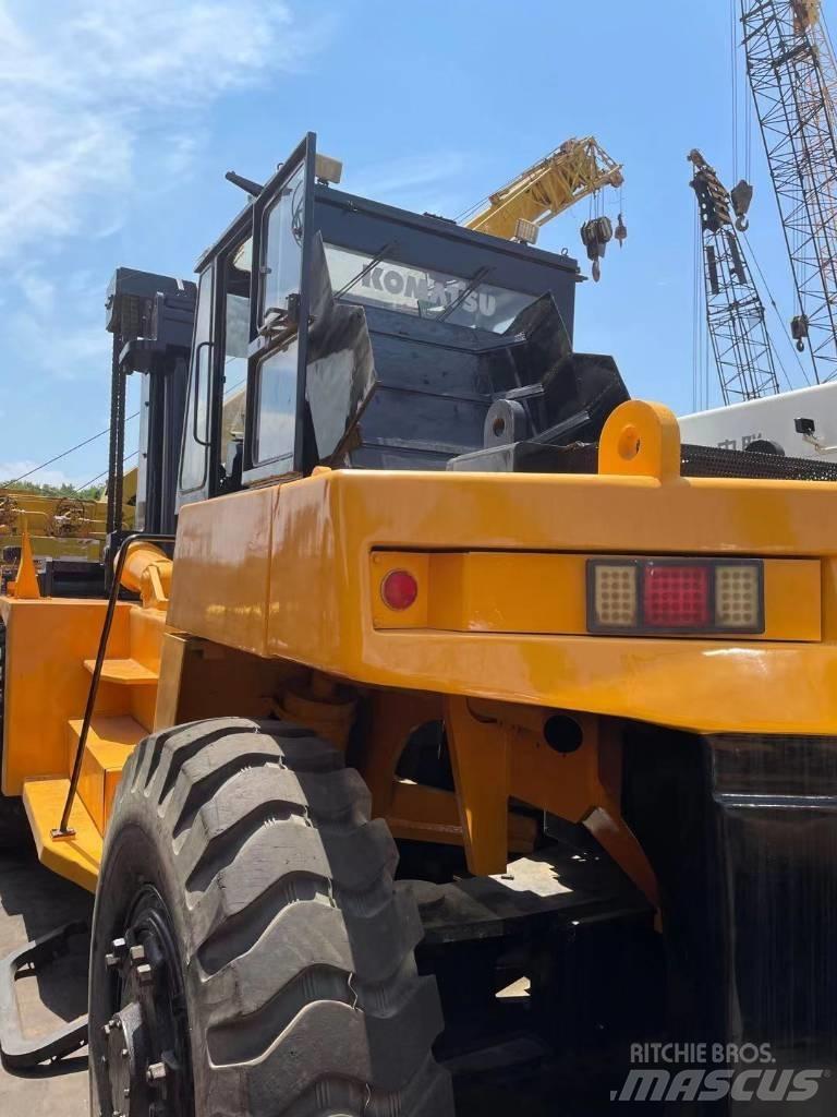 Komatsu 30 Ton Diesel Forklifts