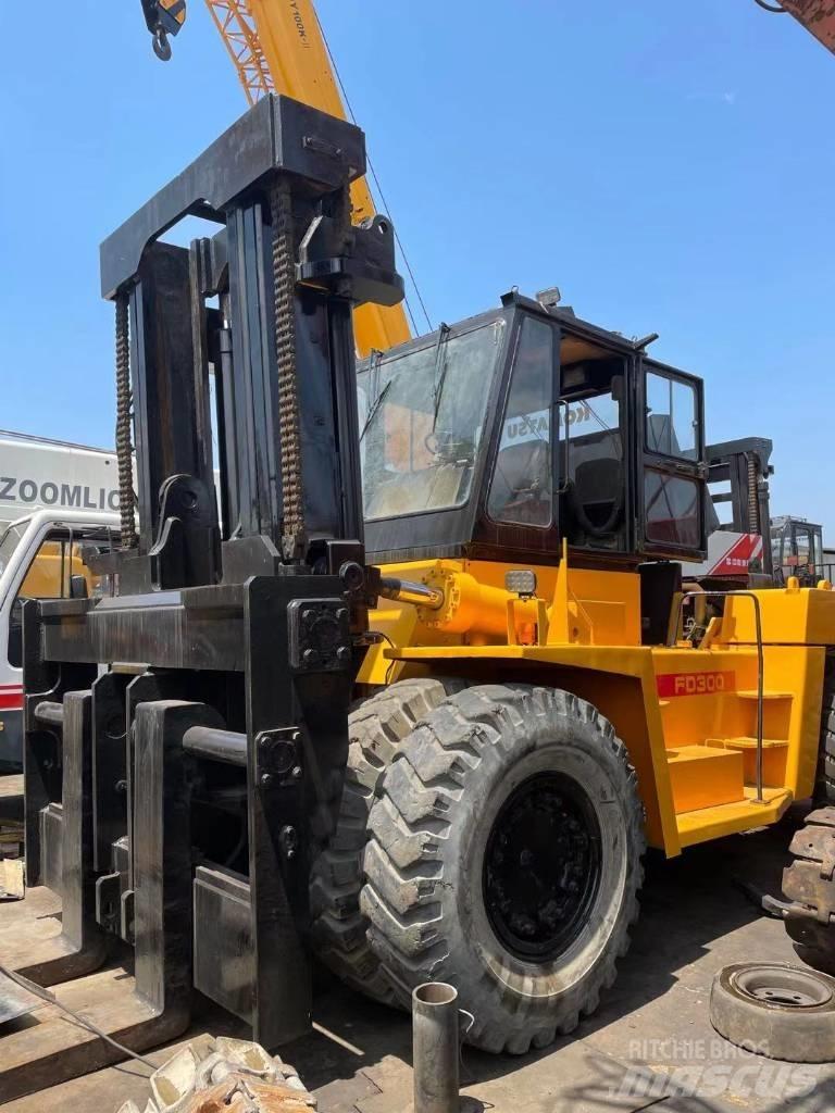 Komatsu 30 Ton Diesel Forklifts