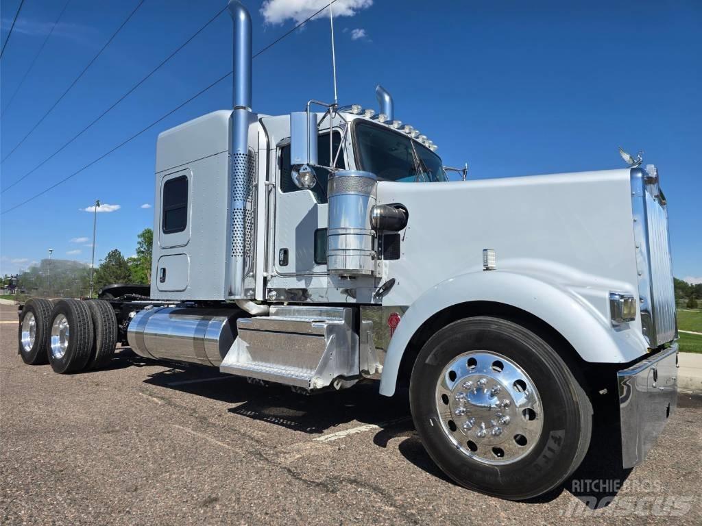 Kenworth W 900 Conventional Trucks / Tractor Trucks