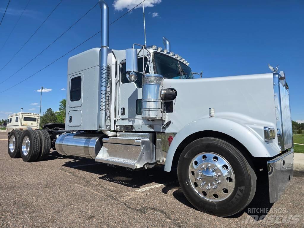 Kenworth W 900 Conventional Trucks / Tractor Trucks