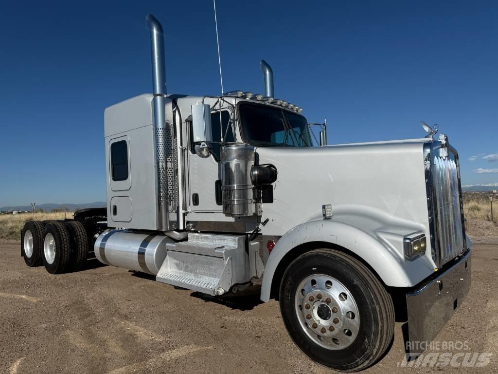 Kenworth W 900 Conventional Trucks / Tractor Trucks