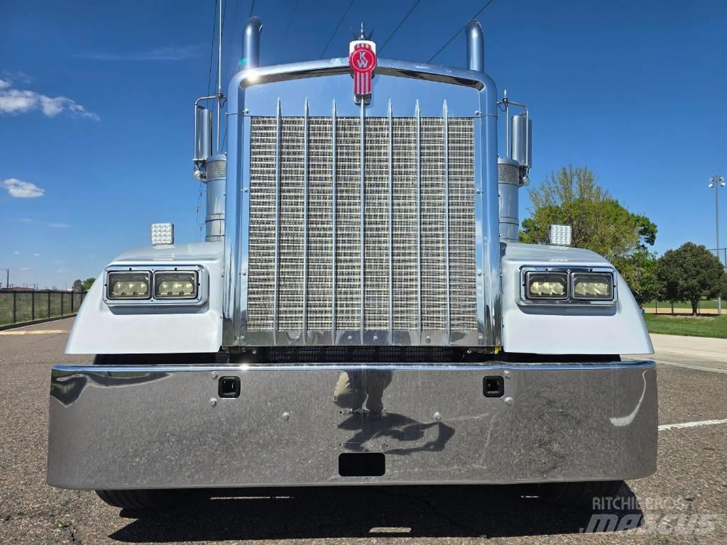 Kenworth W 900 Conventional Trucks / Tractor Trucks