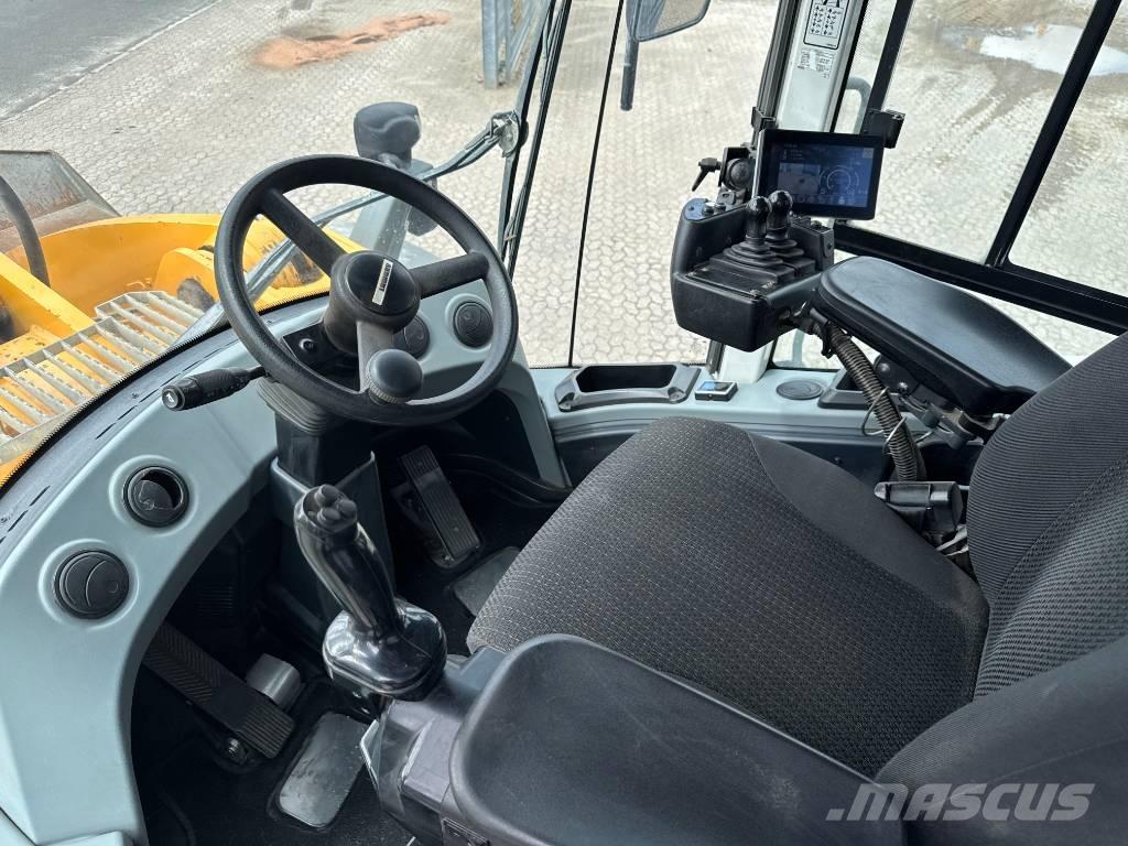 Liebherr L586 Wheel Loaders