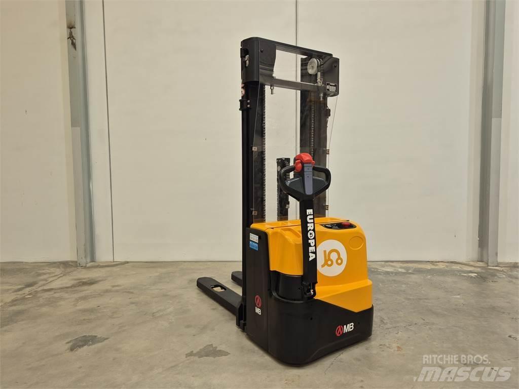  WSA161L Pedestrian stacker