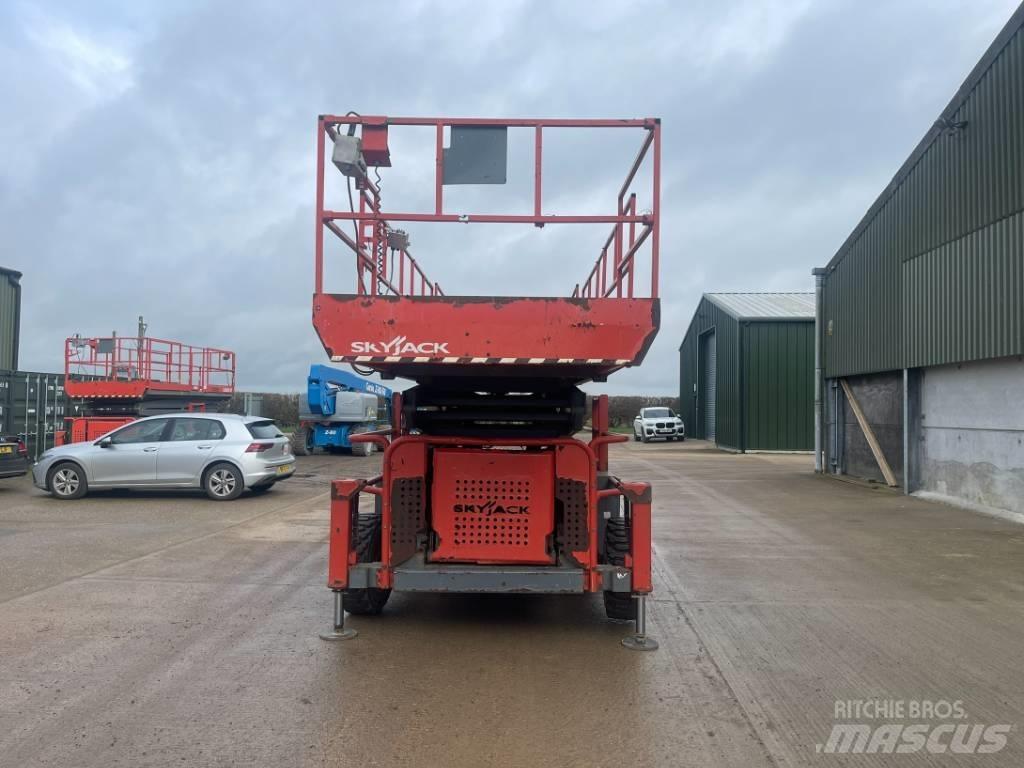 SkyJack SJ 9250 RT Scissor Lifts