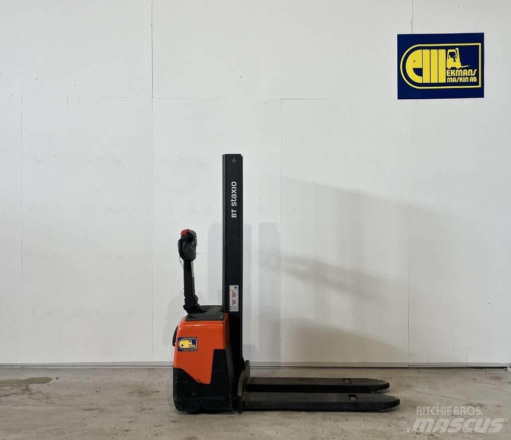 BT Truck HWE100 Self Propelled Stackers