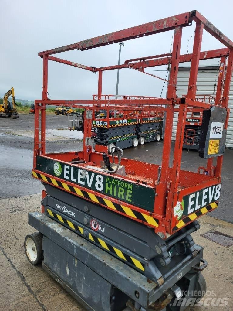 SkyJack 32/19 Scissor Lifts