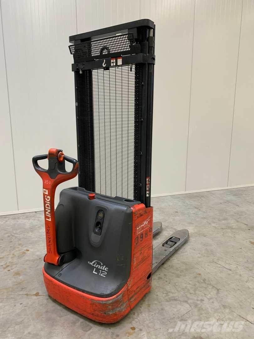 Linde L12 Self Propelled Stackers