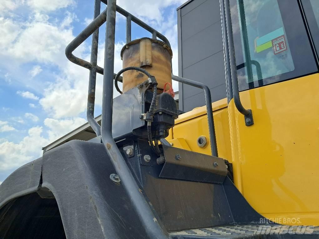 Komatsu WA480-8 Wheel Loaders