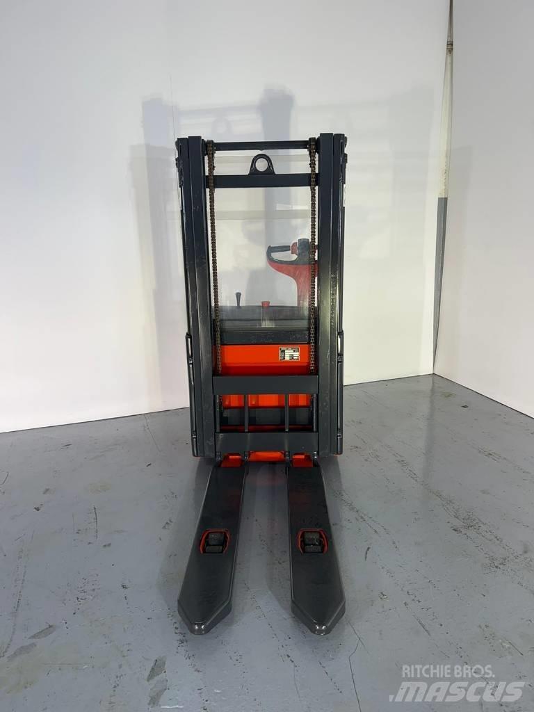 Linde L12 Self Propelled Stackers