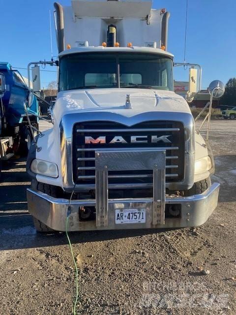 Mack GU813 Dump Trucks
