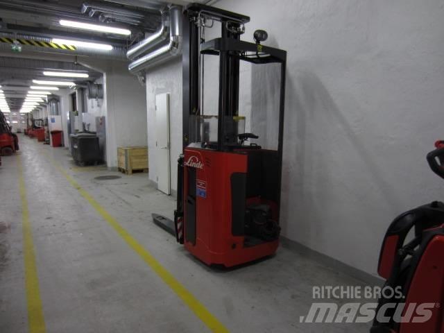 Linde L2000 Self Propelled Stackers