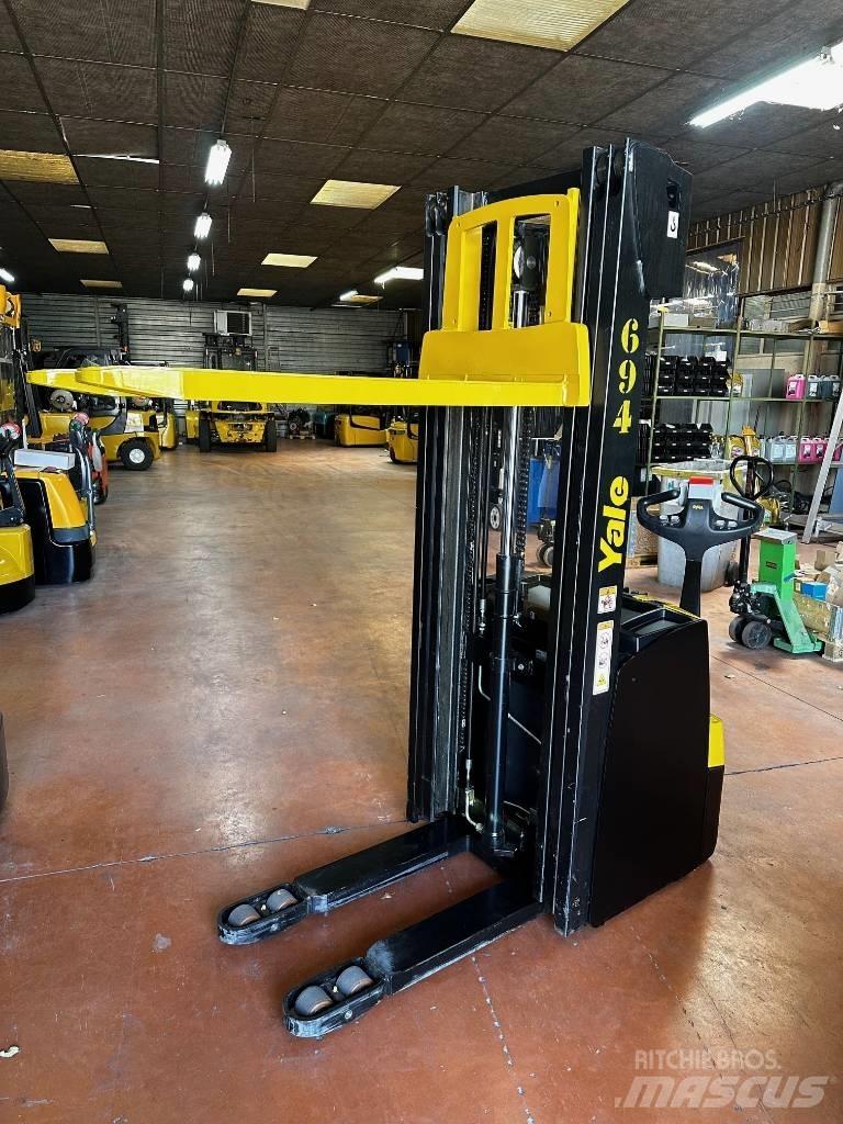Yale MS 16 EL Pedestrian stacker