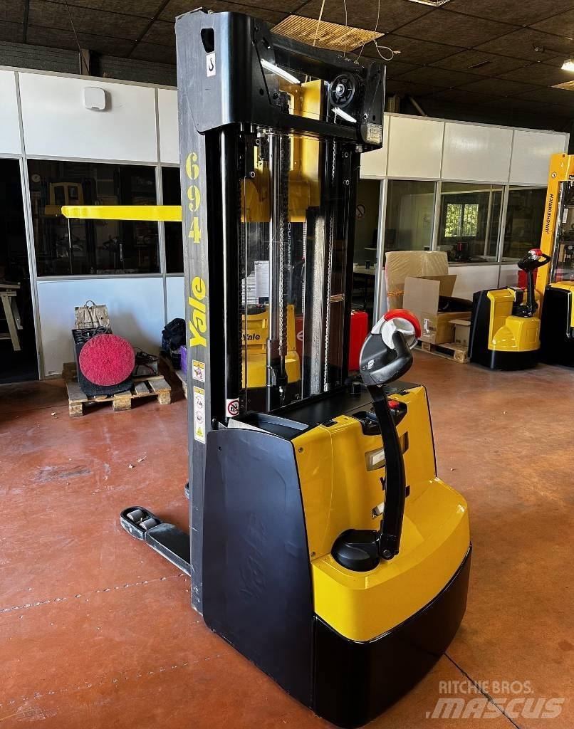 Yale MS 16 EL Pedestrian stacker