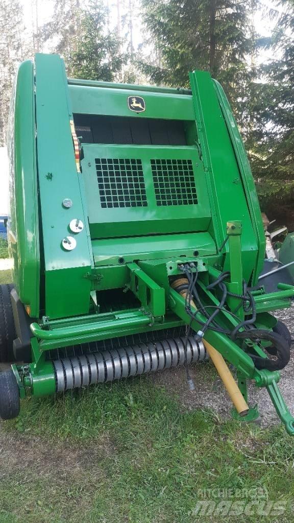 John Deere 854 Round Balers