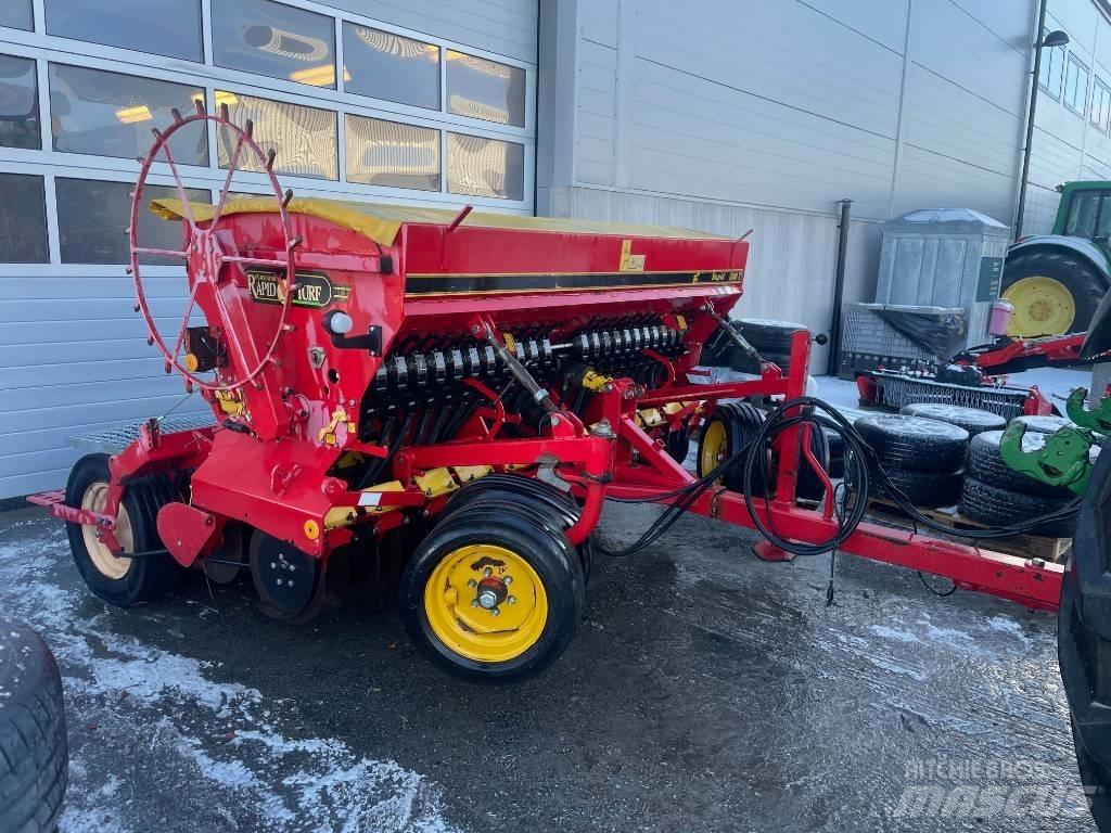 Väderstad Rapid Turf Top Dressing equipment