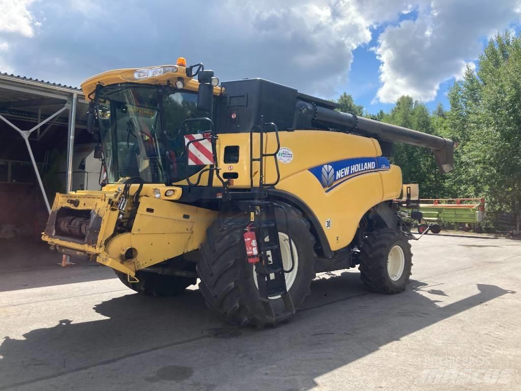 New Holland CR 9090 Combine Harvesters