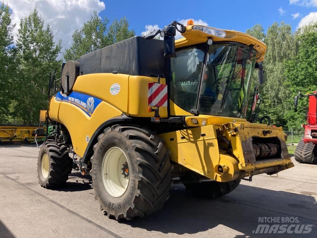 New Holland CR 9090 Combine Harvesters