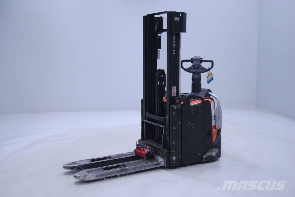 Toyota SPE200L Pedestrian stacker