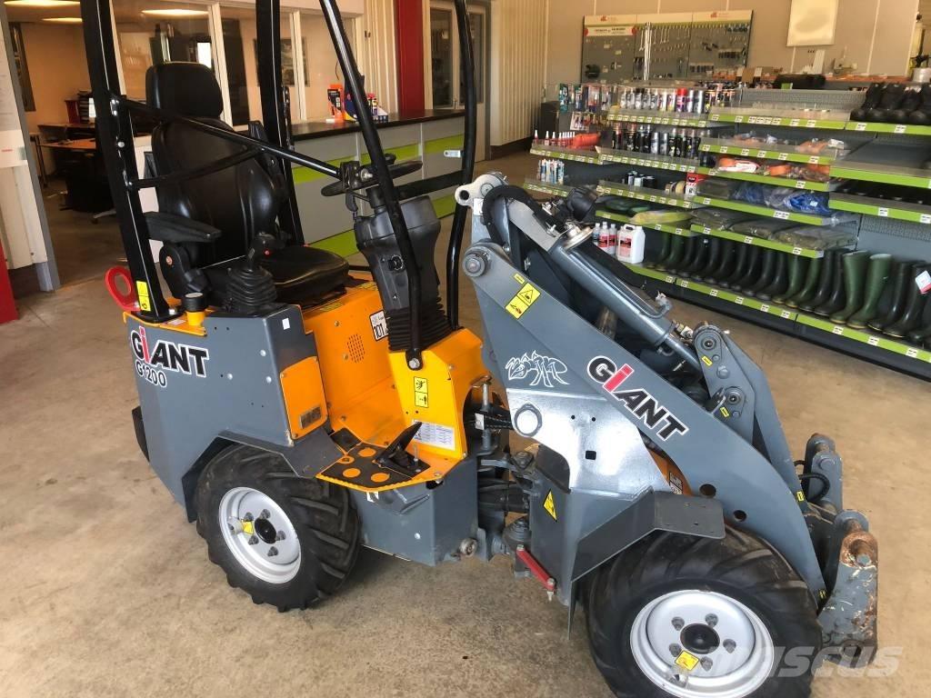 GiANT G 1200 Multi purpose loaders