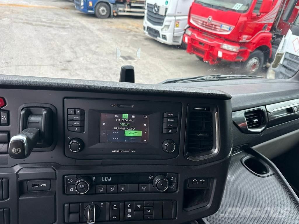 Scania R 520 Conventional Trucks / Tractor Trucks