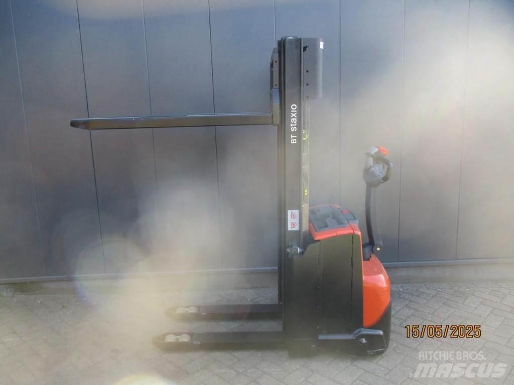 BT SWE 120 Pedestrian stacker