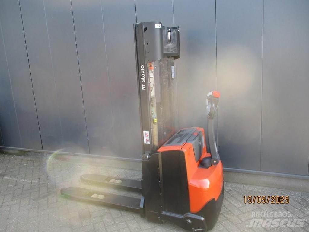 BT SWE 120 Pedestrian stacker