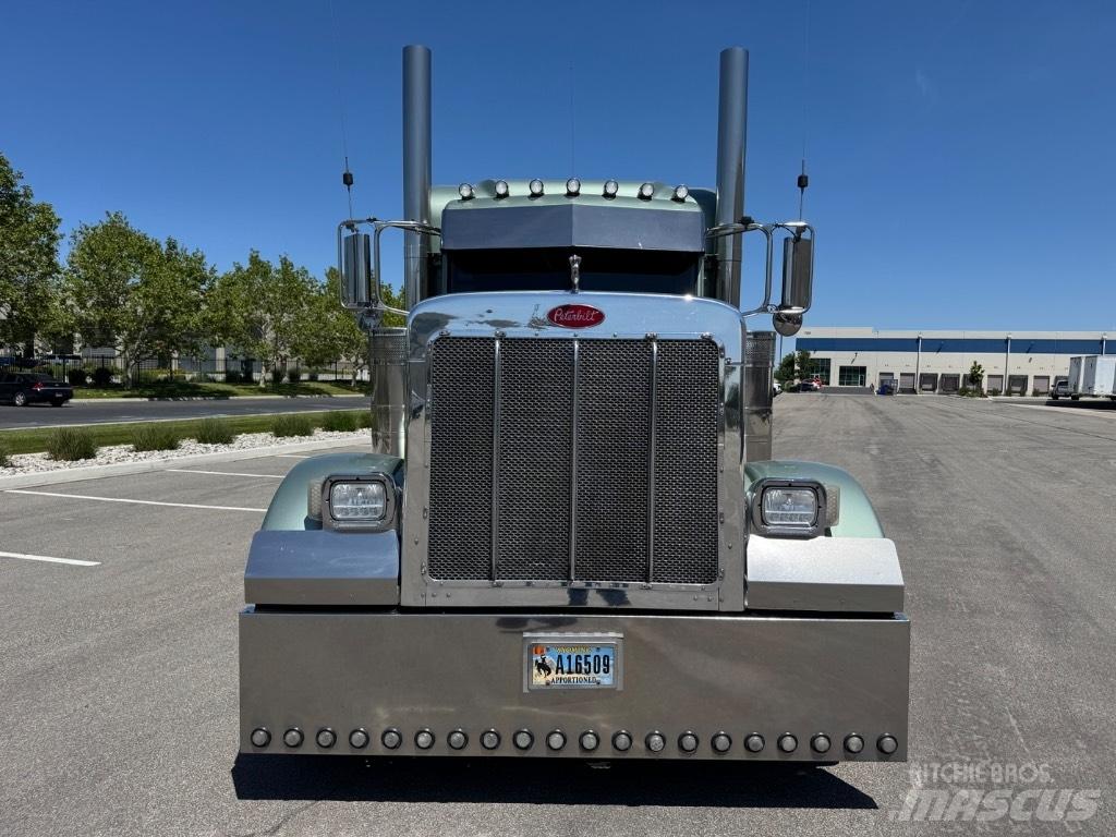Peterbilt 379 Conventional Trucks / Tractor Trucks