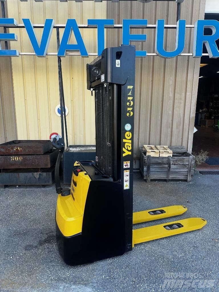 Yale MS 14 AC Pedestrian stacker