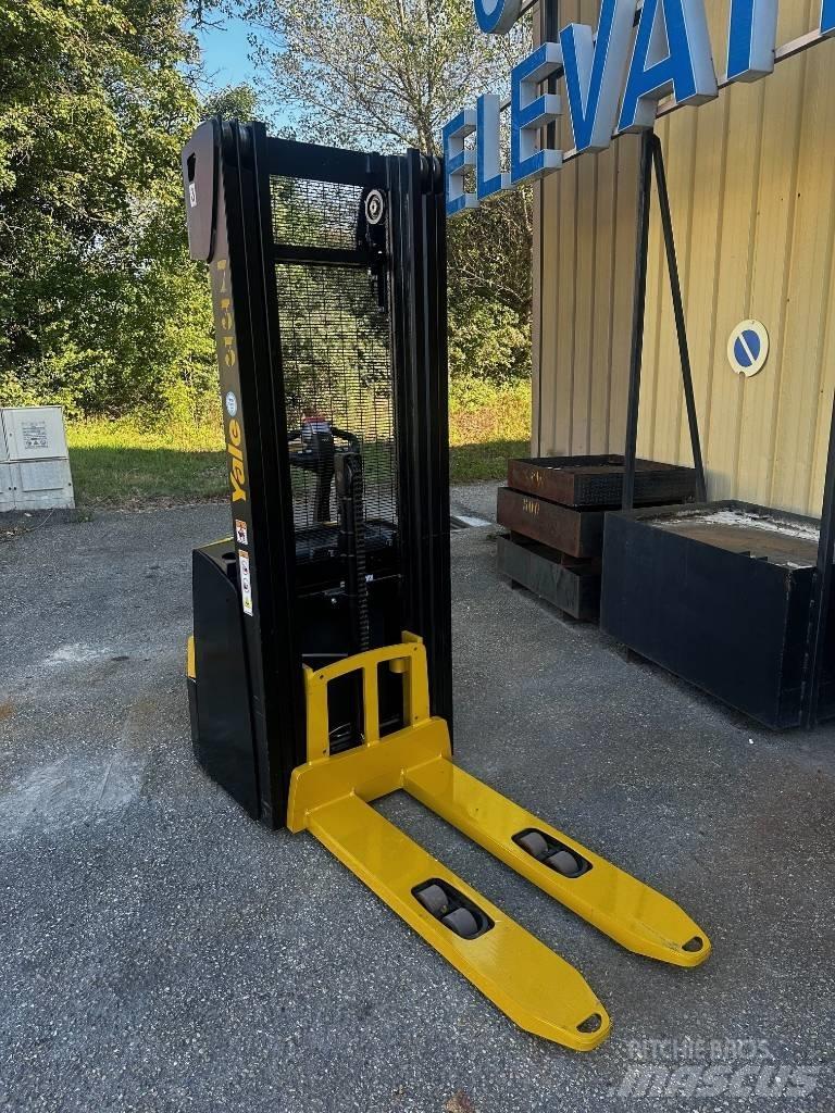 Yale MS 14 AC Pedestrian stacker