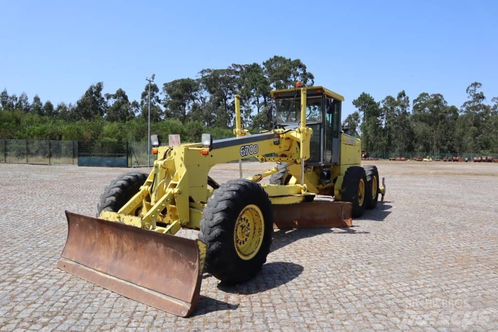 John Deere 670B Motor Graders