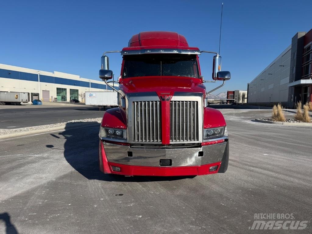 Western Star 5700 XE Conventional Trucks / Tractor Trucks