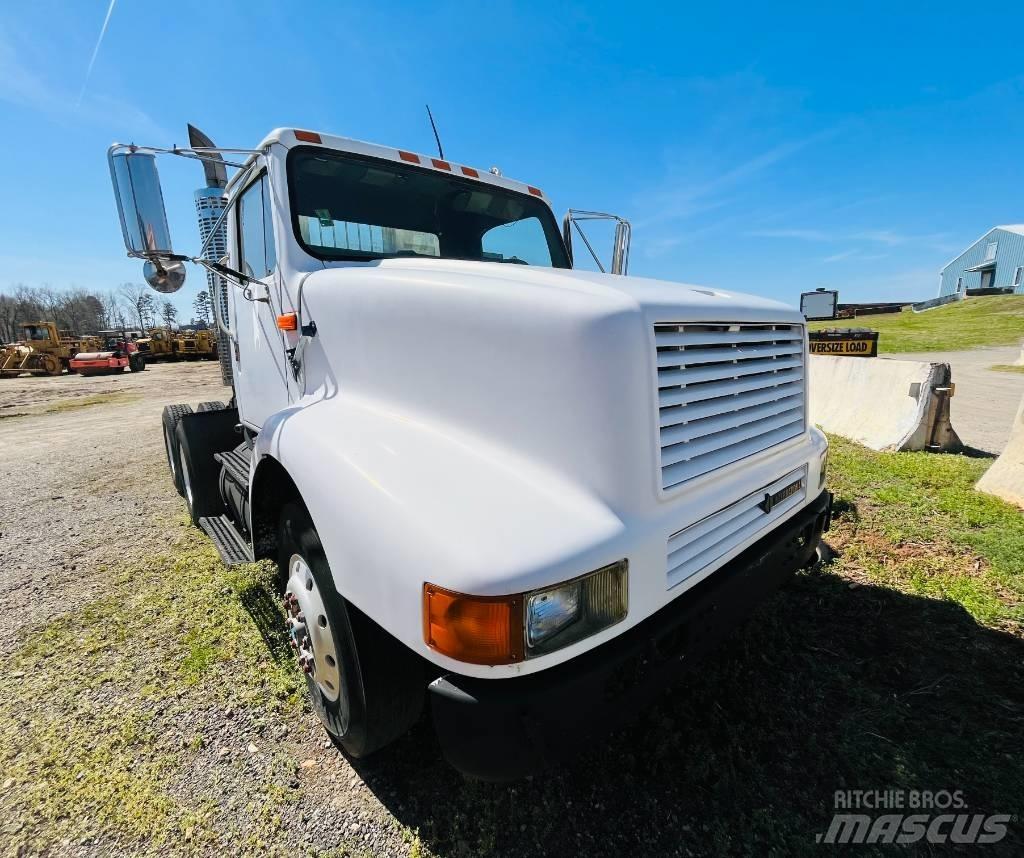International 8200 Conventional Trucks / Tractor Trucks