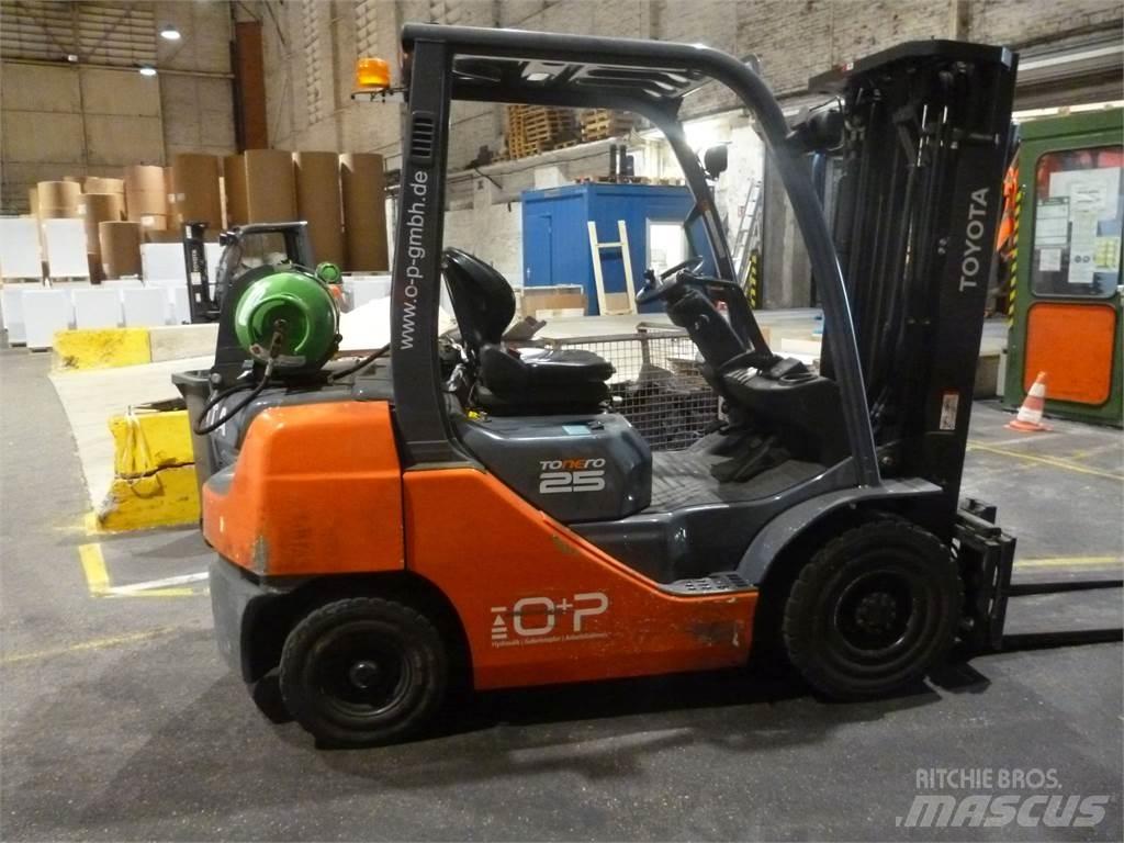 Toyota 02-8FGF25 LPG trucks