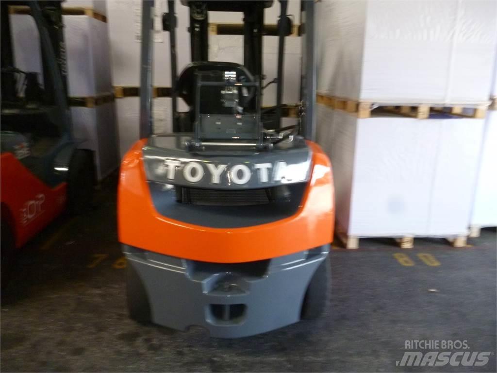 Toyota 02-8FGF25 LPG trucks