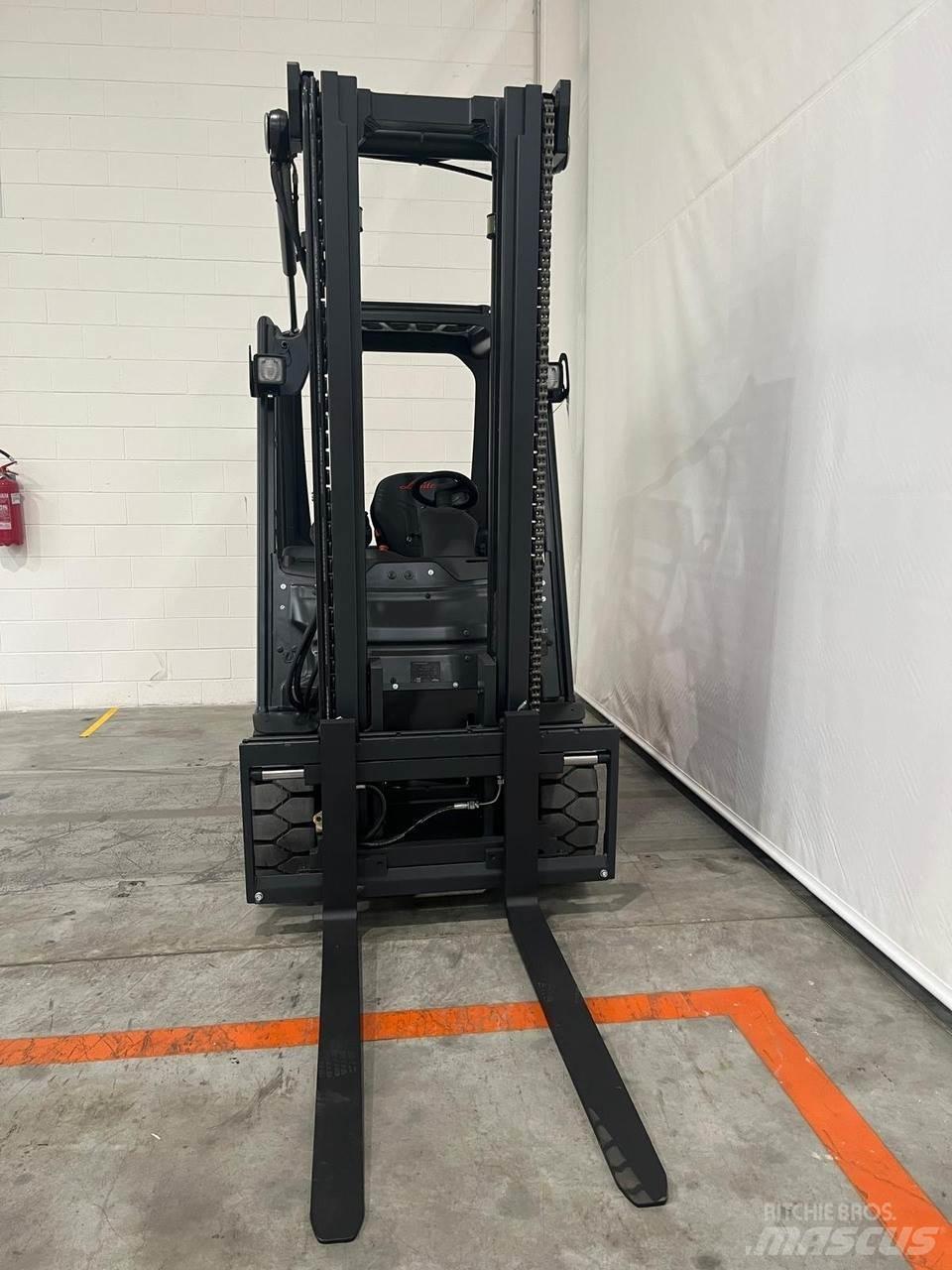 Linde E30-01 Electric Forklifts