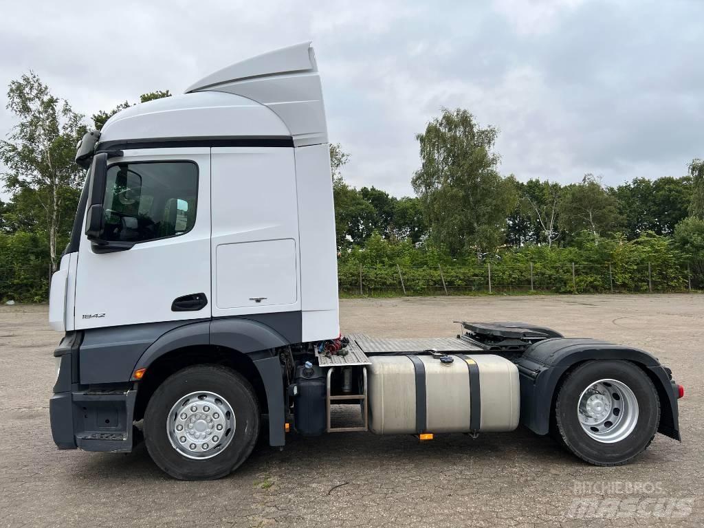 Mercedes-Benz 1842 Conventional Trucks / Tractor Trucks