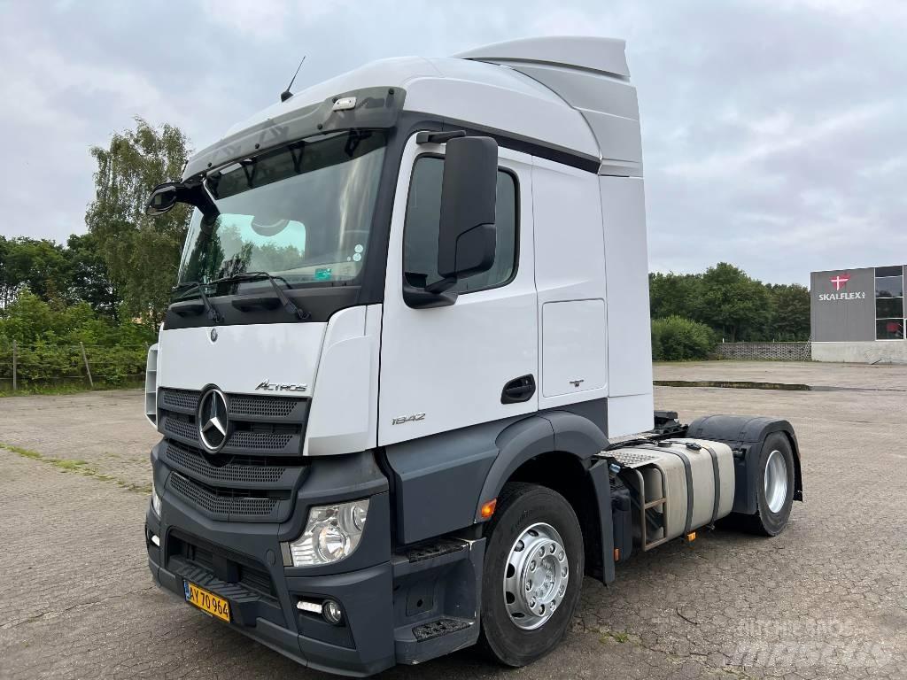 Mercedes-Benz 1842 Conventional Trucks / Tractor Trucks