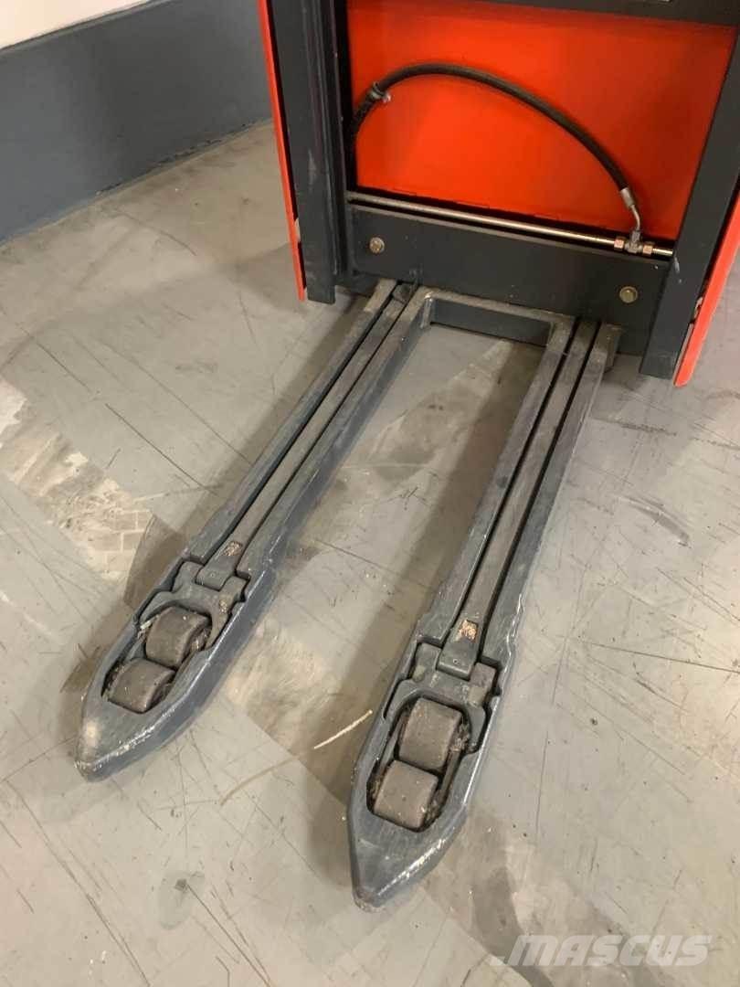 Linde L12I Self Propelled Stackers