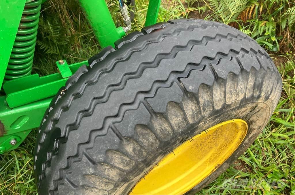 John Deere 1365 Mounted and trailed mowers