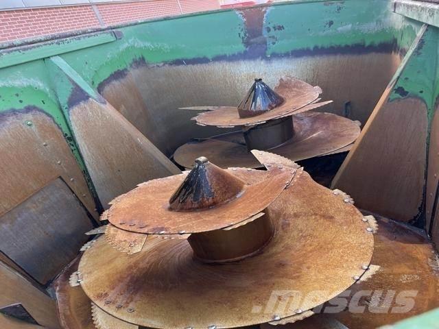 Peecon 26M³ Mixer feeders