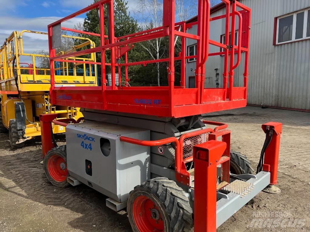 SkyJack SJ 6832 RT Scissor Lifts