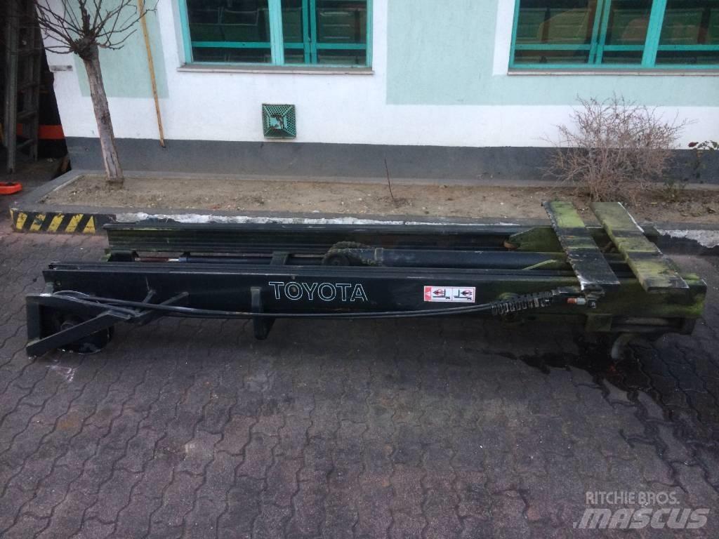 Toyota 6FD25 M-0240 Masts and booms